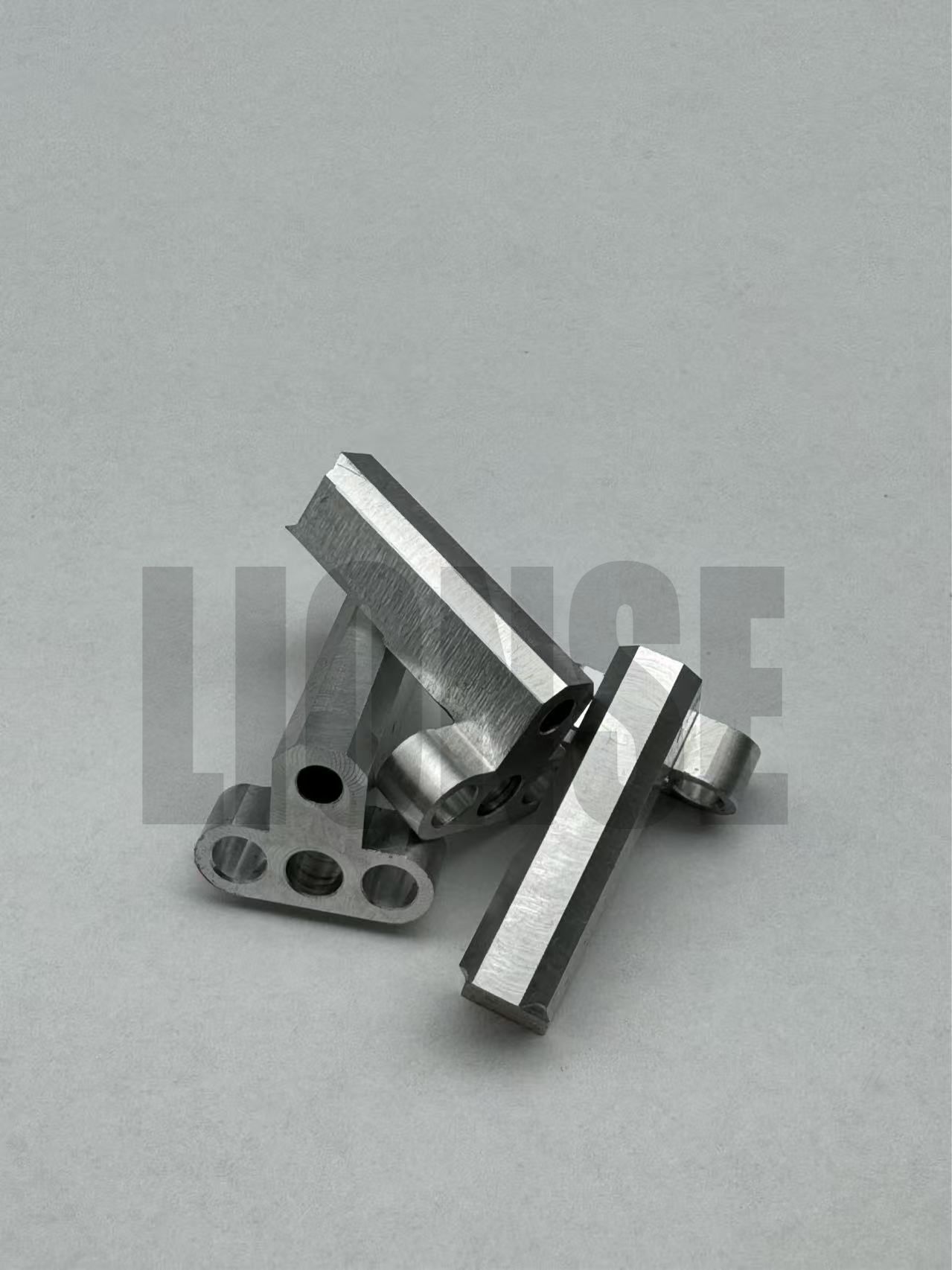 Küçük Delikli Metal Bağlantı Braketleri Hassas Şekilde Nasıl İşlenir?